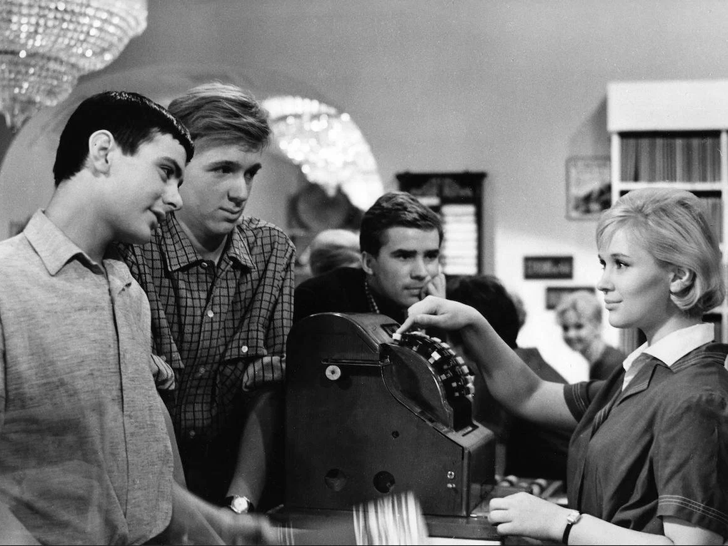 Кадр из художественного фильма Георгия Данелии «Я шагаю по Москве» (1963)