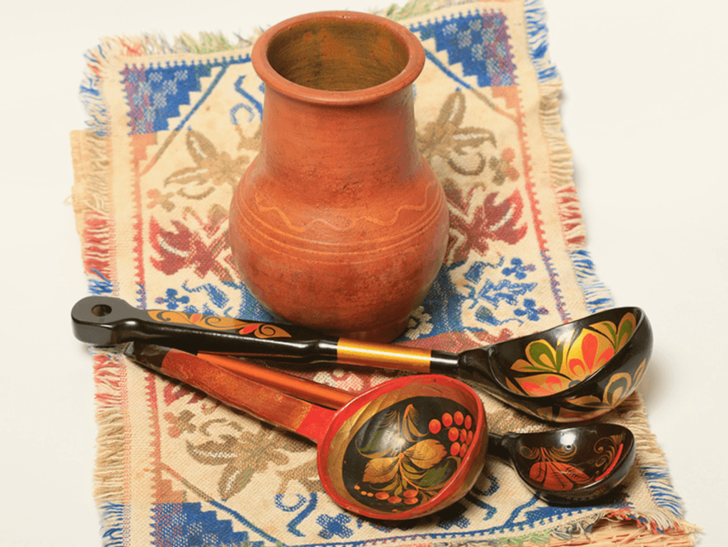 Деревянная ложка и глиняный кувшин. Фотография: Яна Королева / фотобанк «Лори»