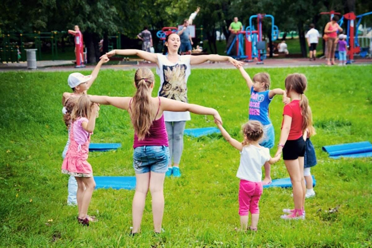 Физкультурное развлечение. Дети на свежем воздухе. Летние игры для детей на свежем воздухе. Игры на улице для подростков летом. Летние игры в детском саду.
