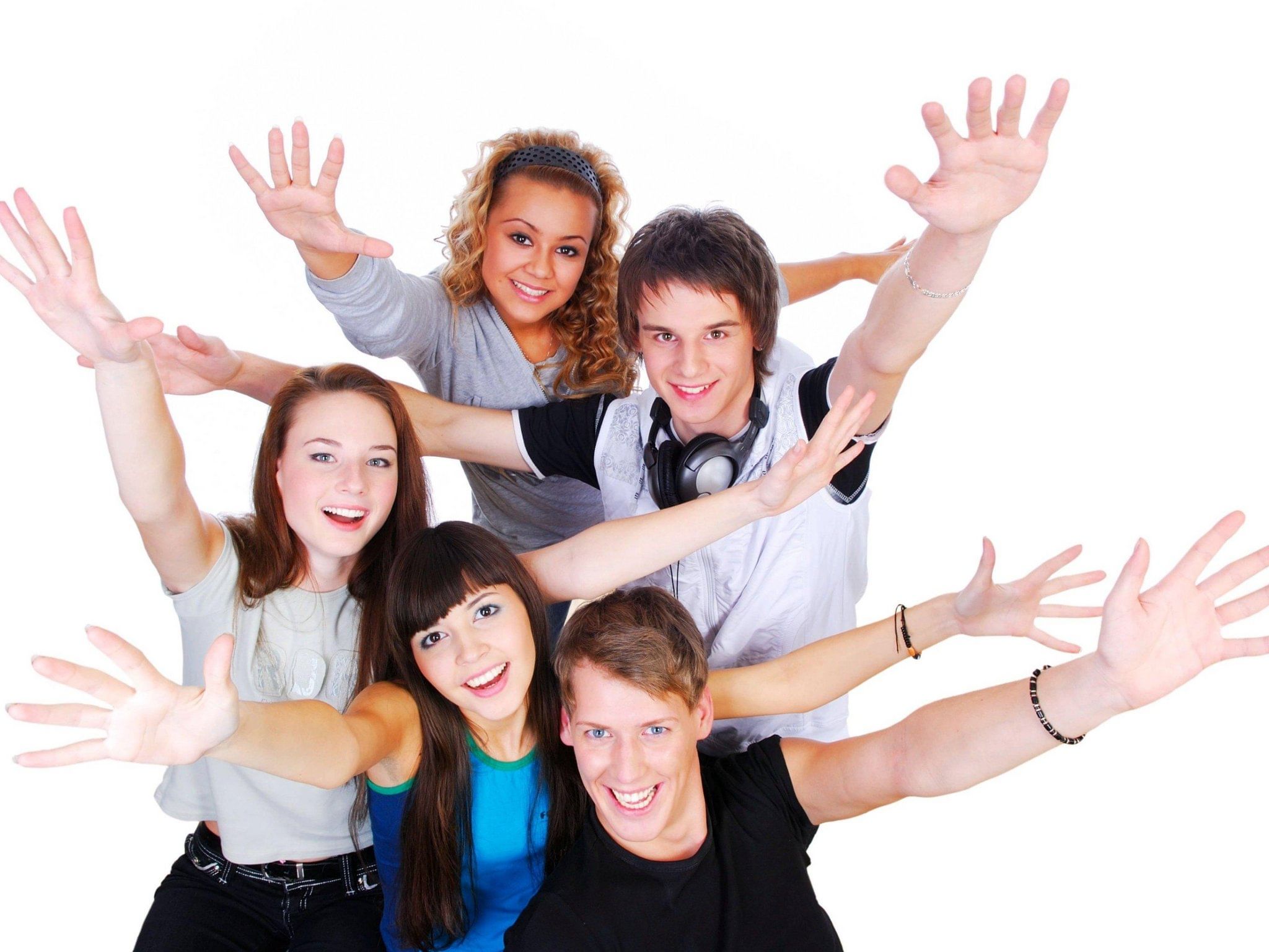 Социально активная семья. Счастливый подросток на белом фоне. Счастливая молодежь на белом фоне. Счастливые подростки. Современная молодежь.