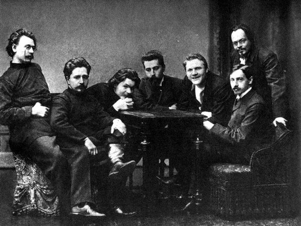 Участники телешовских «Сред». Слева направо: Скиталец, Леонид Андреев, Максим Горький, Николай Телешов, Федор Шаляпин, Иван Бунин, Евгений Чириков. Иллюстрация к книге Натальи Скороход «Леонид Андреев» (из серии «Жизнь замечательных людей»). Москва: Молодая Гвардия, 2013