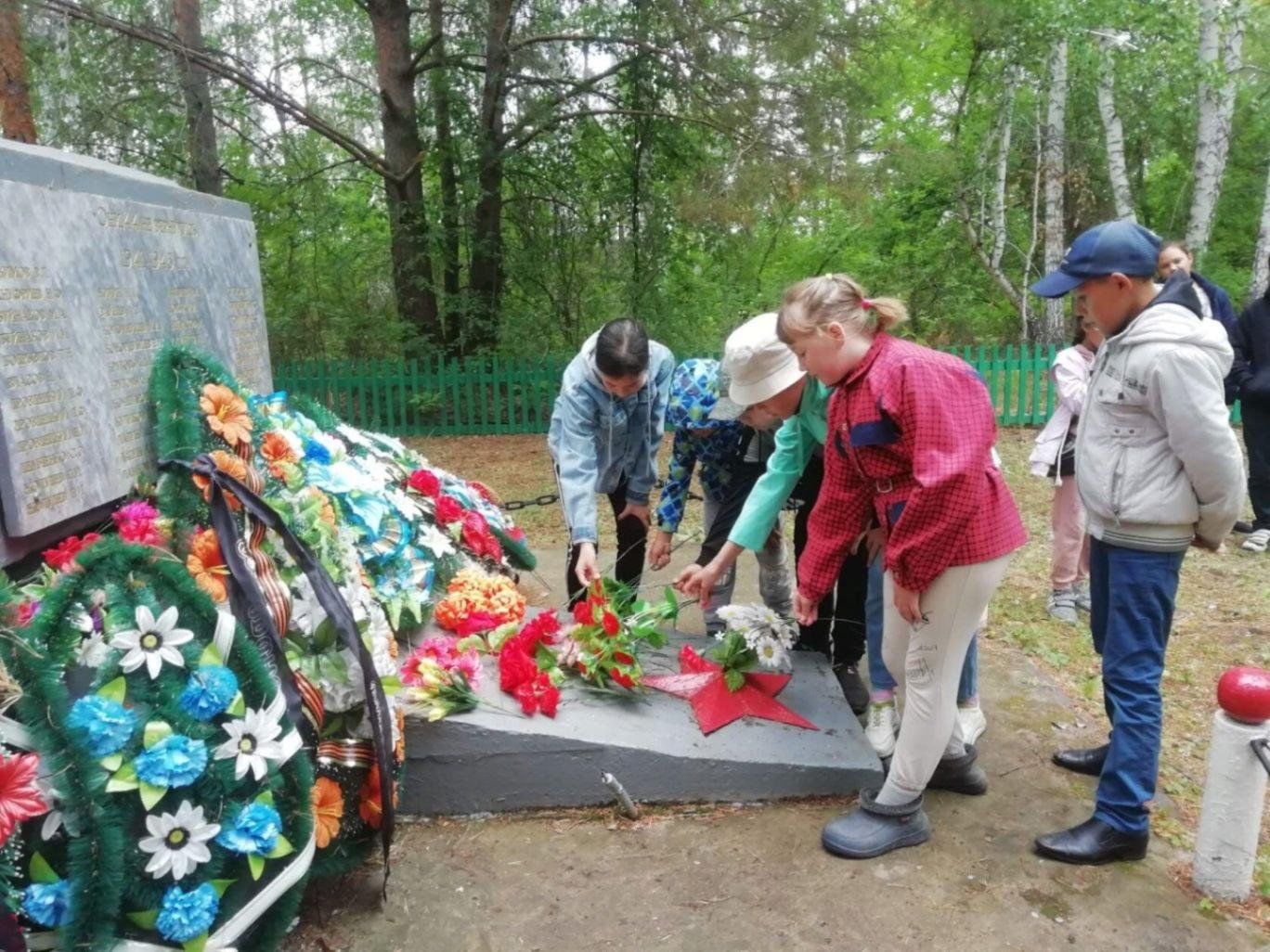 Погода менжинский сладковский. Памятники ВОВ. Памятник памяти. Вечный огонь. Митинг посвященный Дню памяти и скорби 22 июня.