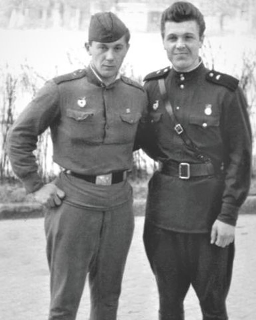 Лев Лещенко (справа) в армии. Фотография: levleshenko.ru