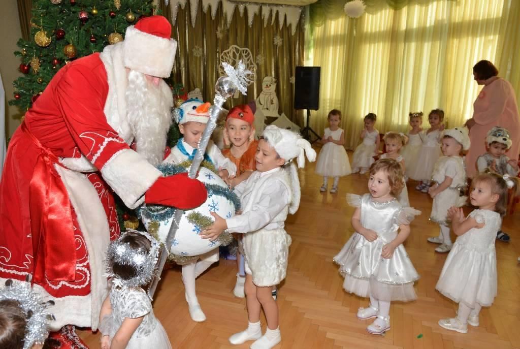 Утренники для детей на новый год. Новогодний утренник в первой младшей группе. Утренник 1 младшая группа новый год. Новогодний утренник дед Мороз. Игры с дедом Морозом на новогоднем утреннике.