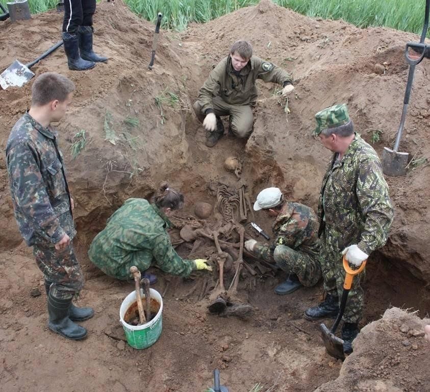 Отряд в могильнике. Поисковый отряд Родник Юрьевец. Поисковые отряды раскопки. Поисковики на раскопках. Военно поисковый отряд.