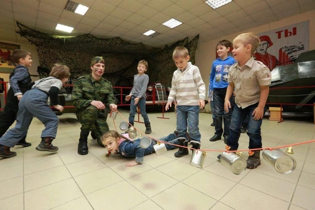 23 февраля конкурсы для мальчиков 1 класс. Праздник в военном стиле для детей. Интересные конкурсы для детей военные. Военный детский сад. Военная вечеринка для детей.