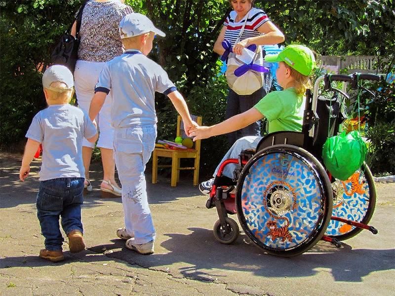 Оригинальное добро. Добро инвалидам. Люди с ограниченными возможностями и доброта. Милосердие к инвалидам. Маленькие добрые дела.