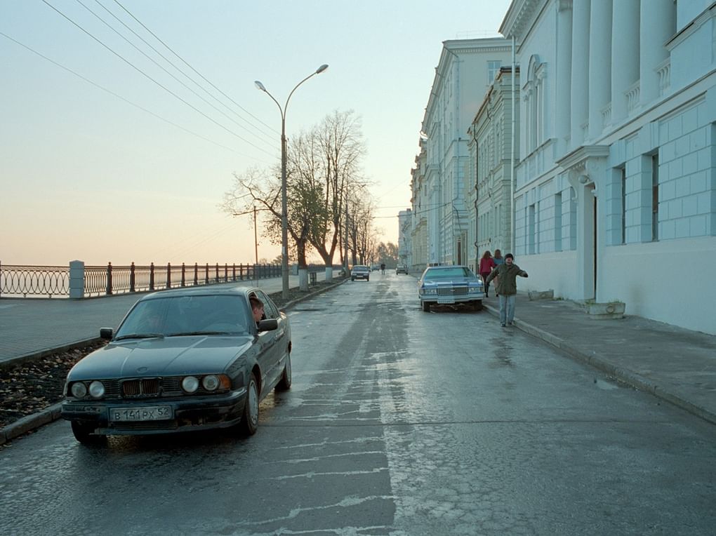 Съемки художественного фильма Алексея Балабанова «Жмурки» (2005). Фотография: <a href="https://arsenal-museum.art/event/balabanov-fest/#all" target="_blank" rel="noopener">arsenal-museum.art</a>