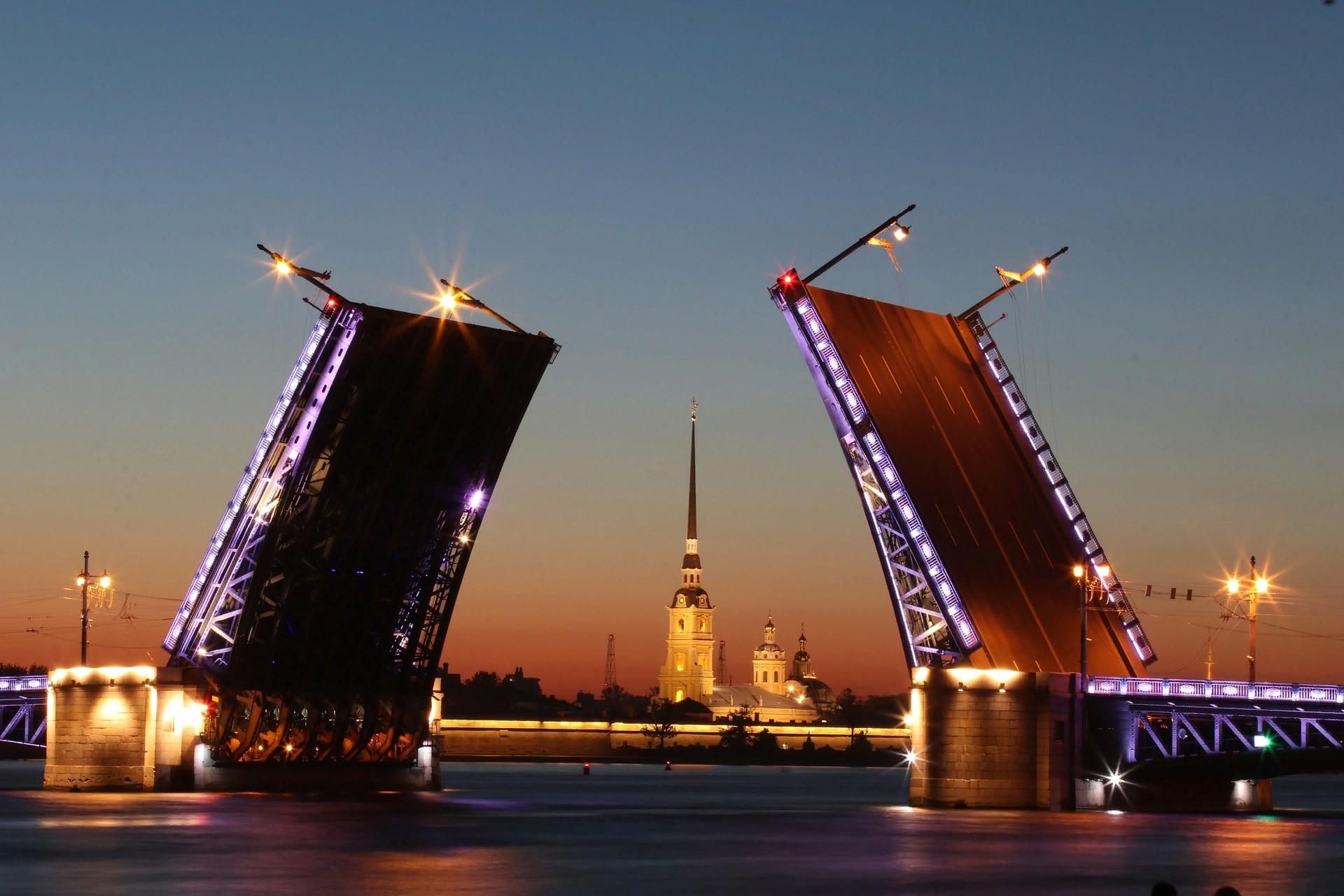 Разводка мостов в санкт петербурге. Дворцовый мост в Санкт-Петербурге. Разводной мост в Питере. Дворцовый мост белые ночи. Петропавловка через мост Дворцовый.