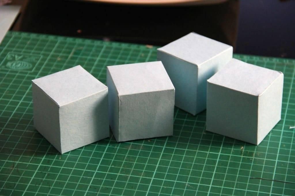 Объемная форма куба. Куб из бумаги. Объемный куб. Квадратики из картона. Макет кубика.