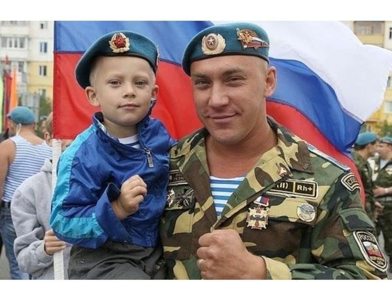 Сыновья родины. Папа военный. Российский солдат с ребенком. Папа с сыном ВДВ. Солдат Российской армии для детей.