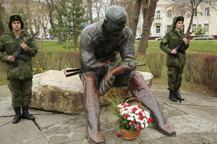 Памяти чечни. Памятники в Чечне посвящается Чеченской войне с Россией. Ветераны Чеченской войны. Чеченская война погибшие солдаты. Погибшие солдаты в Чечне.