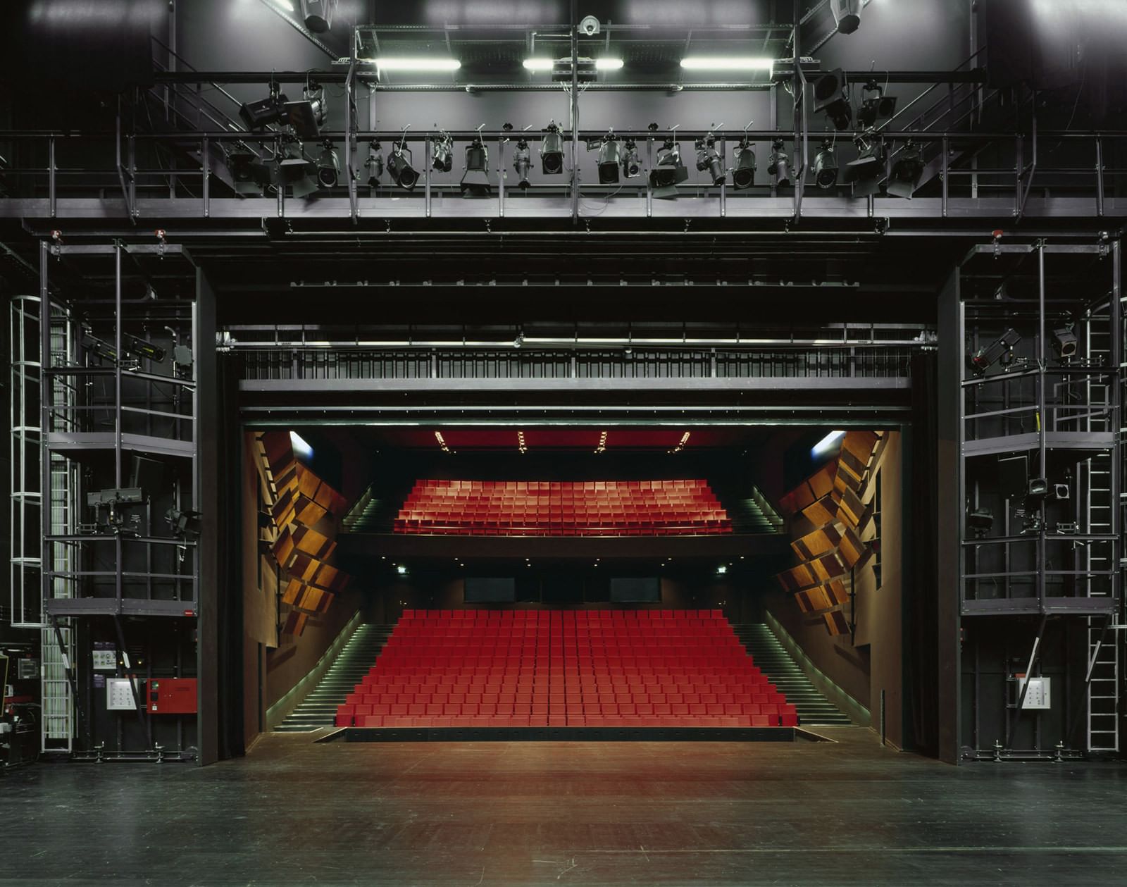 Фото сцены театра. Theater Gütersloh Гютерсло. Колосники в театре. Сцена. Сцена театра.