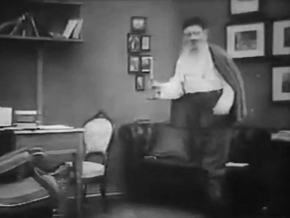 Кадр из художественного фильма Якова Протазанова «Уход великого старца» (1912)