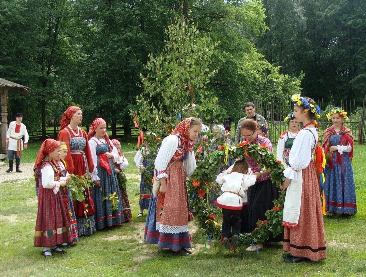 для чего на троицу траву стелят на пол