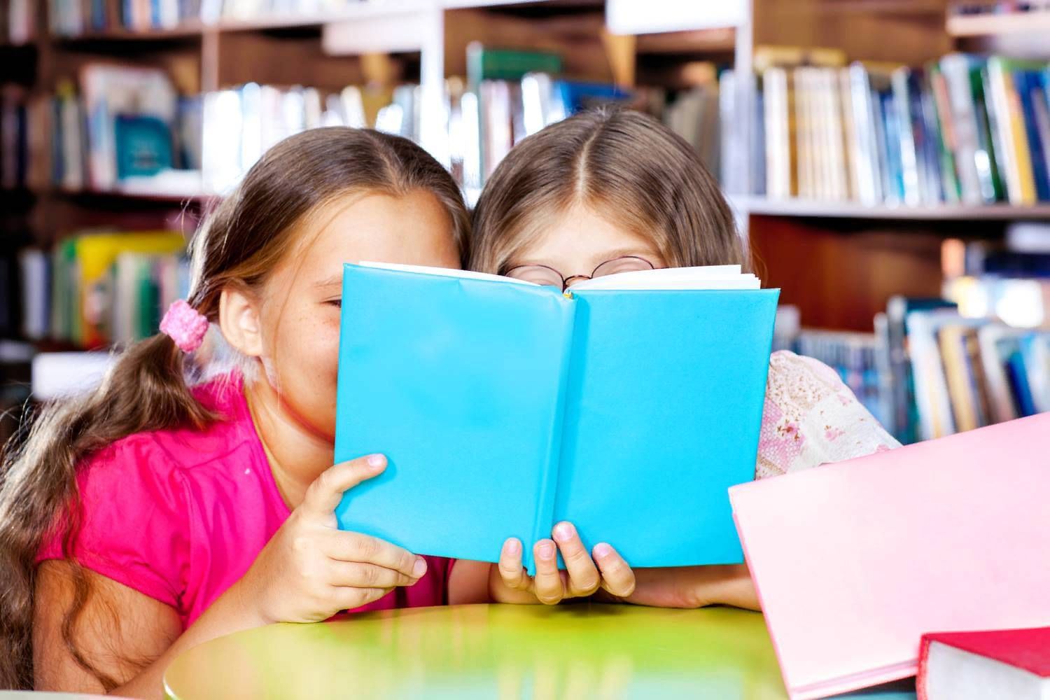 Дети с книгами в библиотеке