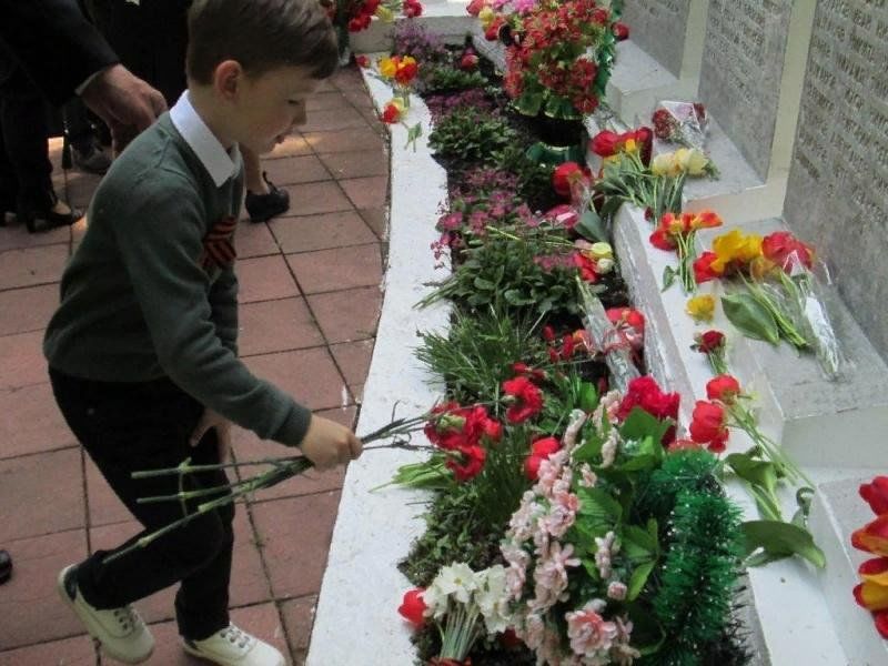 Возложили цветы к памятнику погибшим. Возложение цветов к памятнику. Цветы на памятник. Цветы на возложение. Возложение цветов дети.
