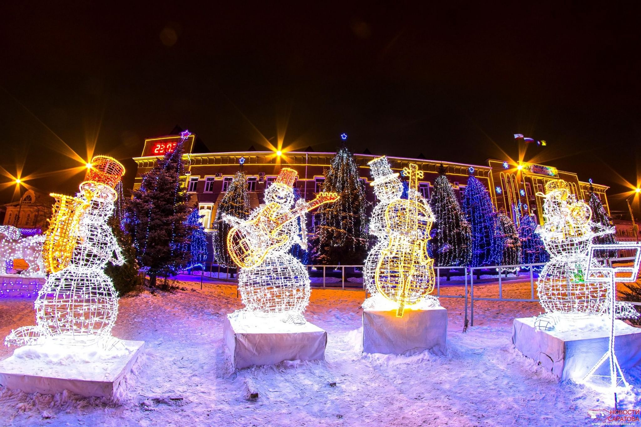 Новогодние праздники в омске. Город Энгельс Новогодняя площадь Ленина. Новогодний Саратов. Новогодняя площадь в Энгельсе. Саратов новогодние украшения.