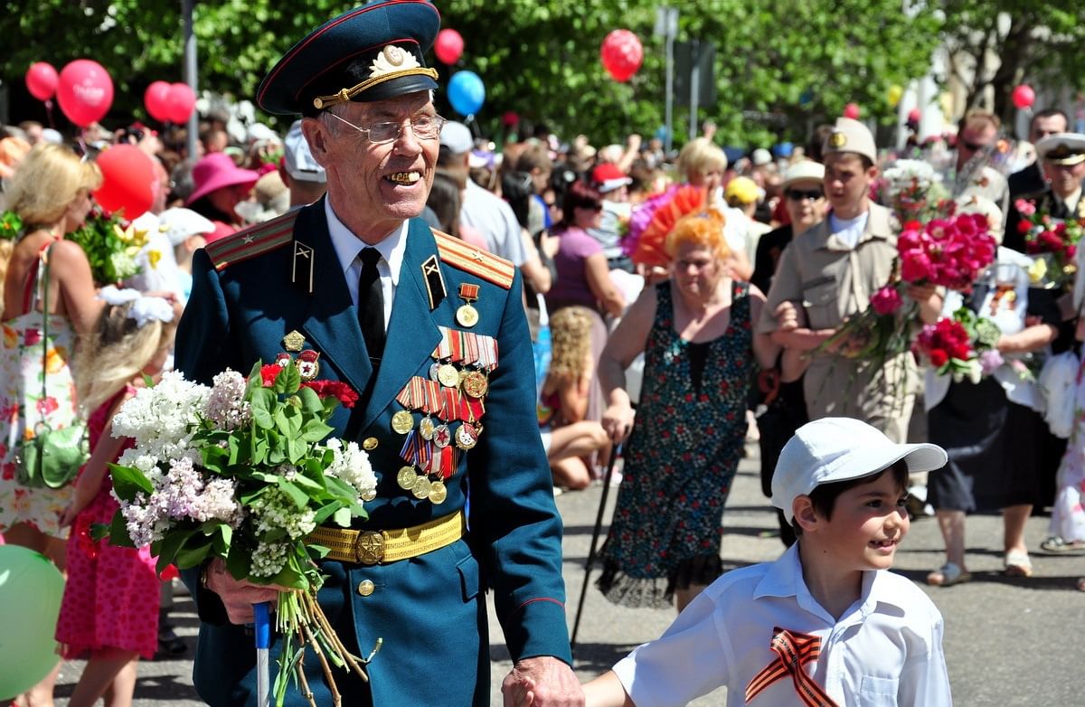 Чем важен праздник день победы. Парад Победы дети и ветераны. Дети на параде Победы. Ветераны с внуками на параде. Дети на параде с ветеранами.