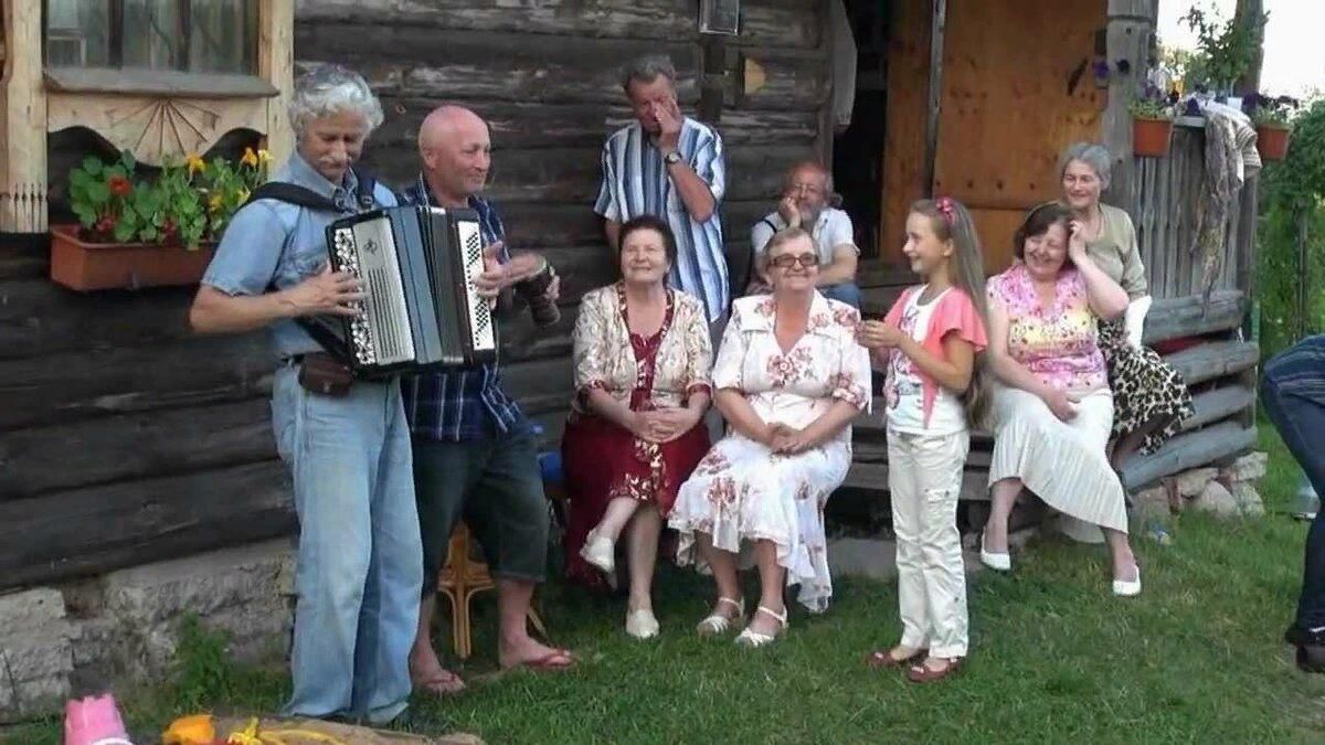 Фото деревенская завалинка