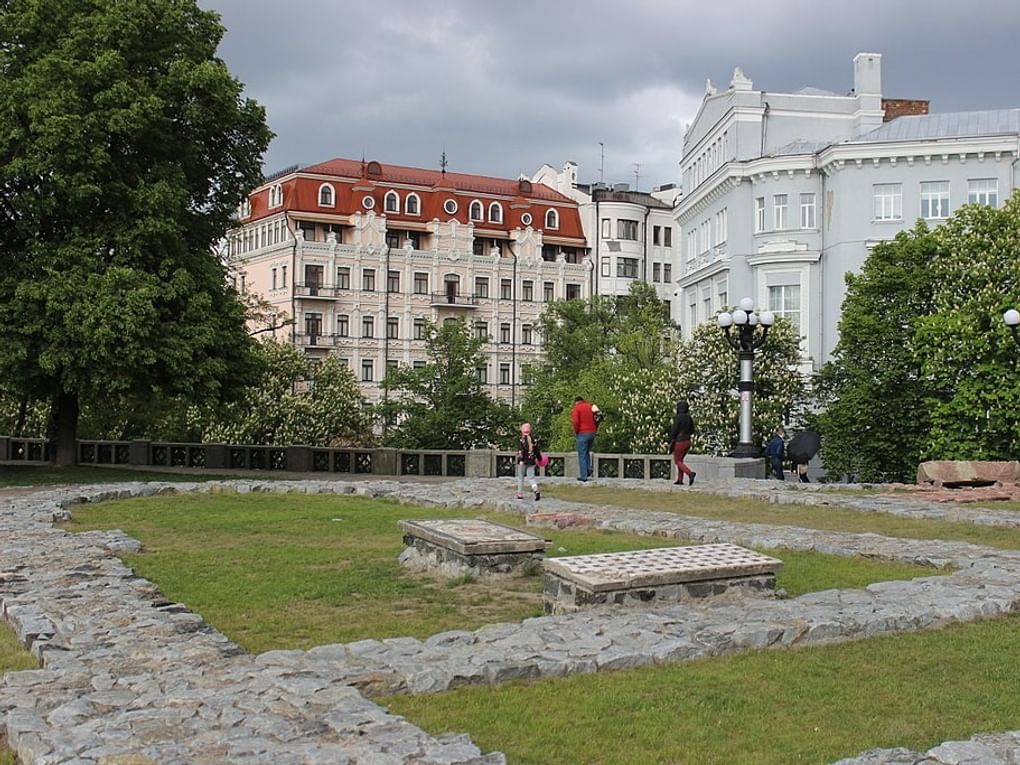 Фундамент храма Успения Пресвятой Богородицы (Десятинной церкви), Киев, Украина. Фотография: Сарапулов / <a href="https://commons.wikimedia.org/wiki/File:%D0%9C%D1%96%D1%81%D1%82%D0%BE_%D0%92%D0%BE%D0%BB%D0%BE%D0%B4%D0%B8%D0%BC%D0%B8%D1%80%D0%B0_IMG_6890.jpg" target="_blank" rel="noopener">Wikimedia Commons</a> / <a href="https://creativecommons.org/licenses/by-sa/4.0" target="_blank" rel="noopener">CC BY-SA 4.0</a>