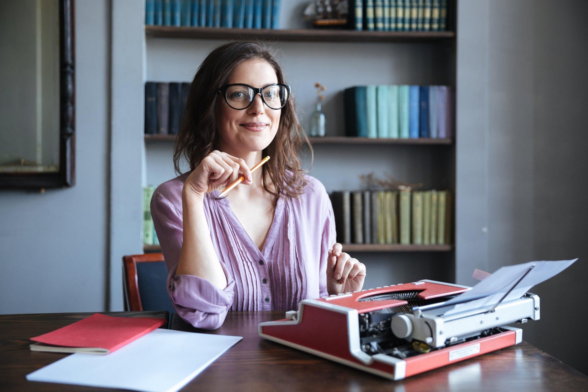 Books write. Писательница в очках. Бухгалтер в очках. Женщины Писатели в очках. Девушка в очках думает.