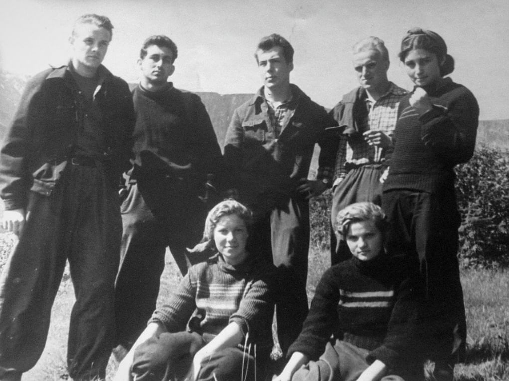 Андрей Битов (стоит в центре) в студенческие годы. Фотография: armmuseum.ru