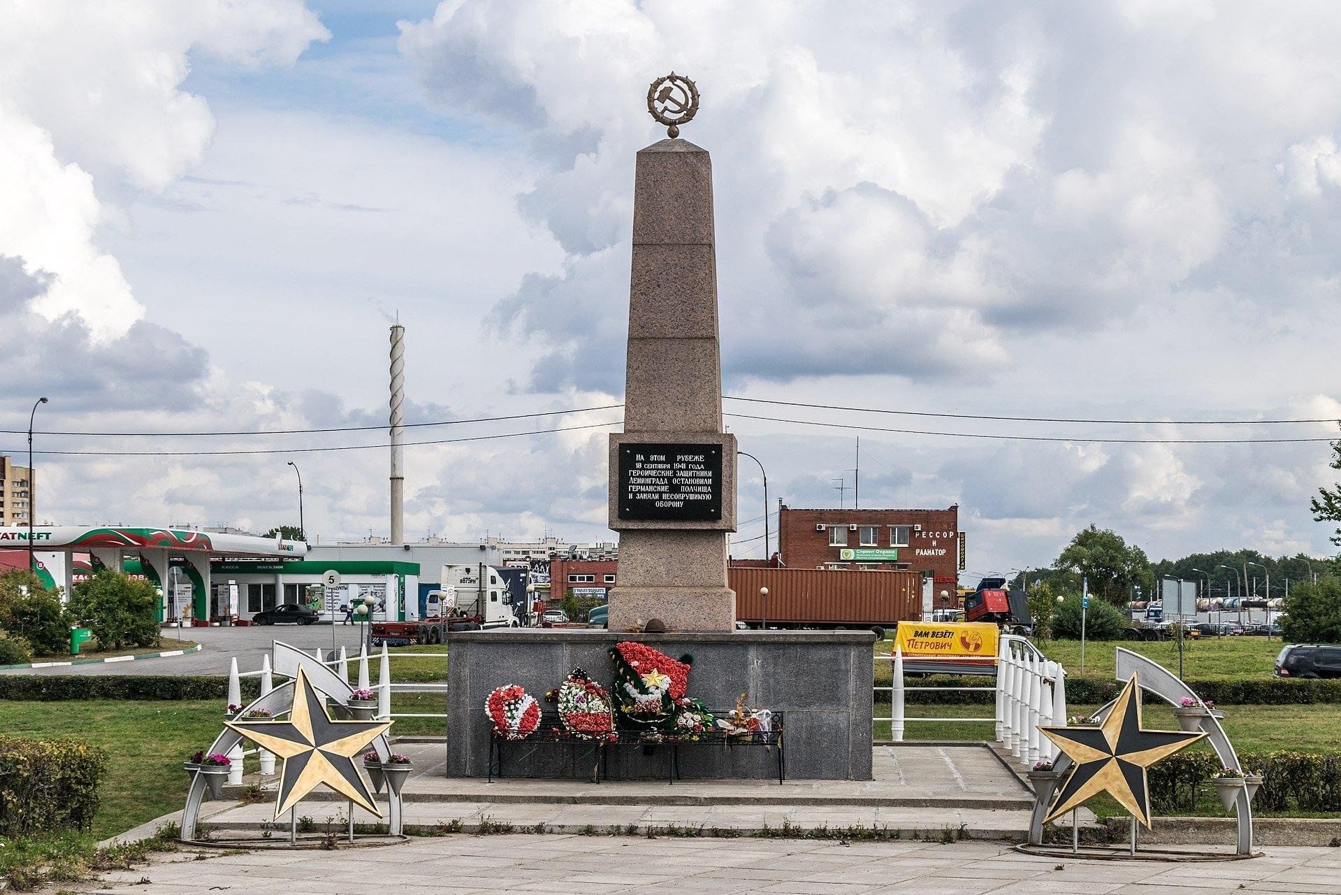 Кировский санкт петербурга. Воинское захоронение Лигово обелиски. Обелиск Лигово. Лигово Обелиск аллея славы. Кировский вал мемориальный комплекс.