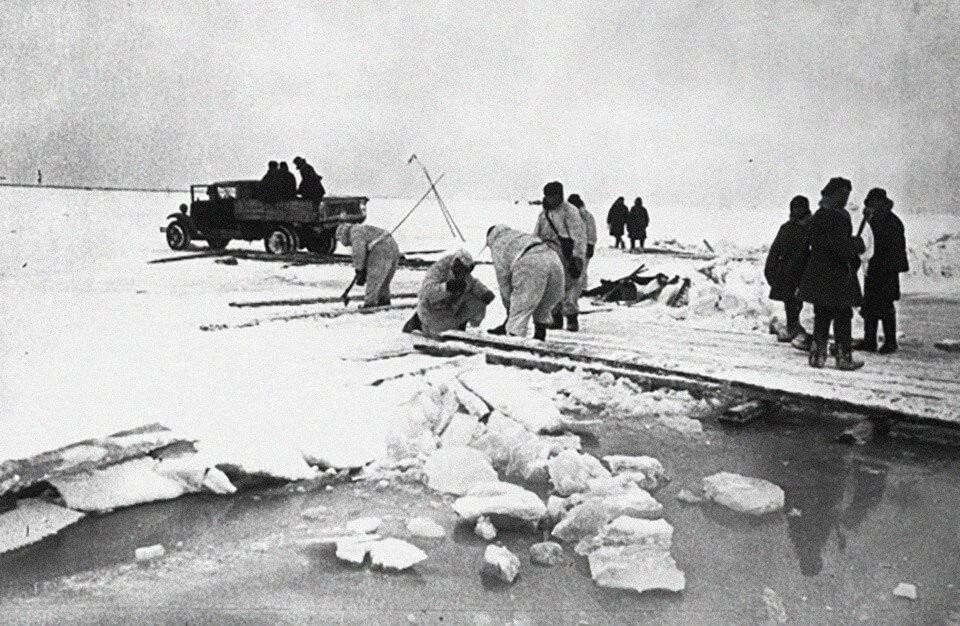 Озеро в блокадном ленинграде. Дорога жизни Ленинград. Блокадный Ленинград Ладожское озеро. Блокадный Ленинград Ладожское озеро дорога. Ладожское озеро 1941.