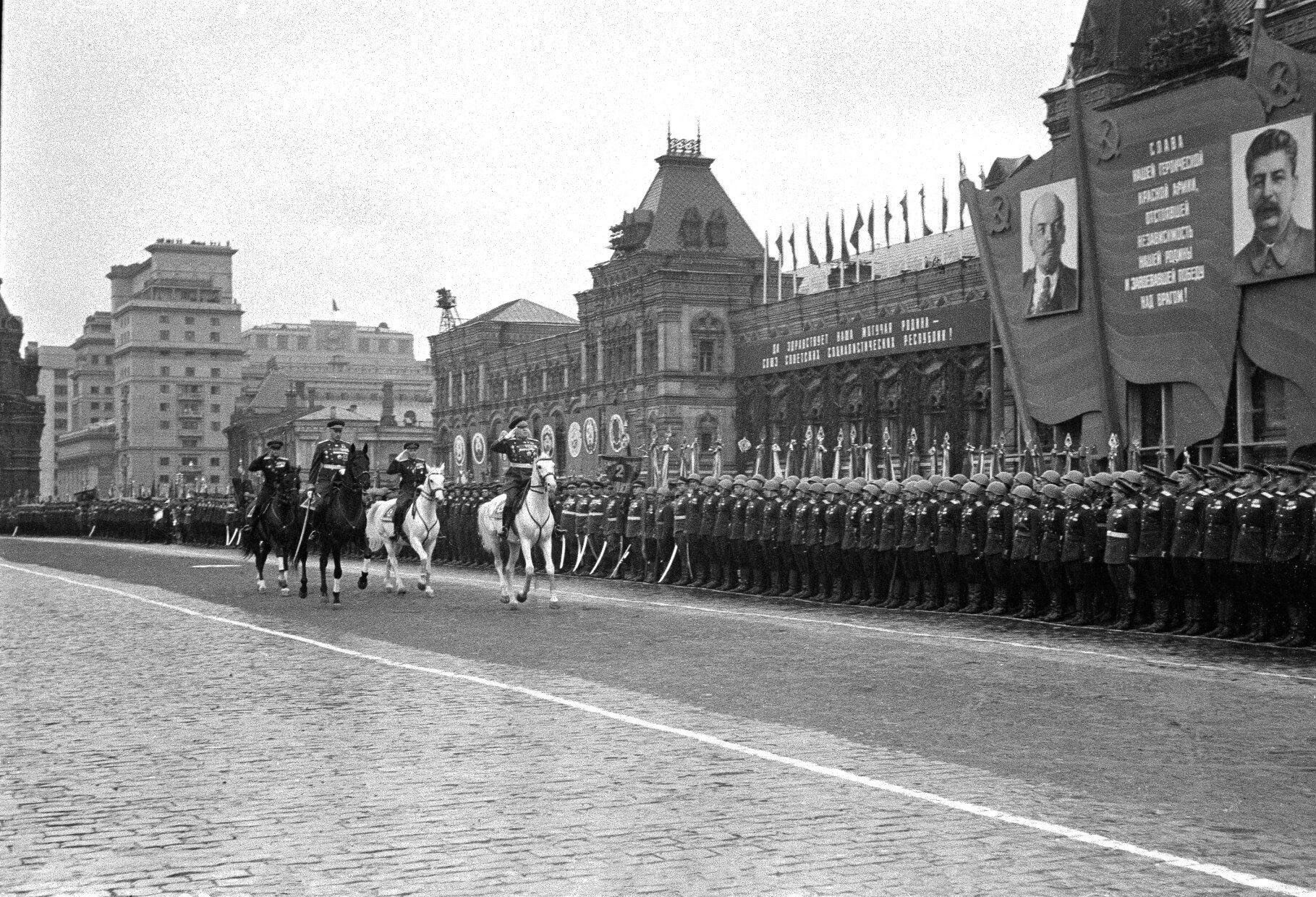 немецкие флаги на красной площади