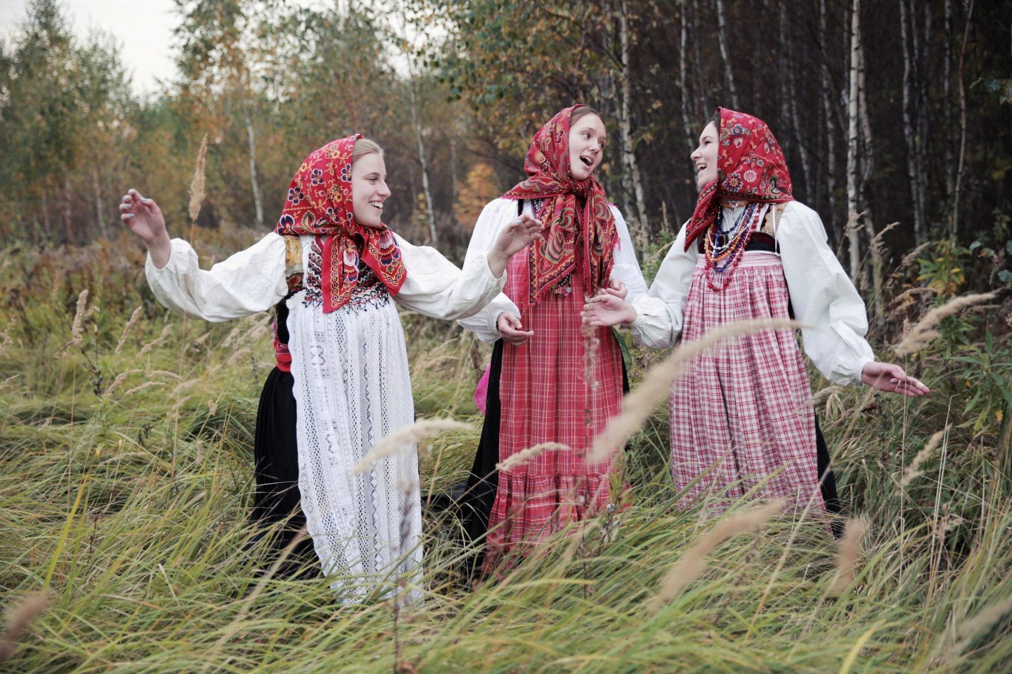 Человек в национальном костюме. Русский народный костюм. Люди в русских народных костюмах. Традиционный русский костюм. Русский народ.