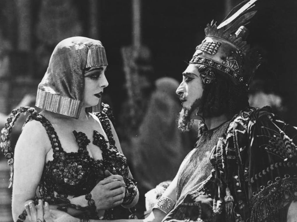 Кадр из художественного фильма Дэвида Уорка Гриффита «Нетерпимость» (1916)