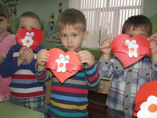 Детский сад сердечки. Сердечко в средней группе. Подарок на день матери в младшей группе. Подарок на день матери в детском саду подготовительная. День влюбленных в средней группе.