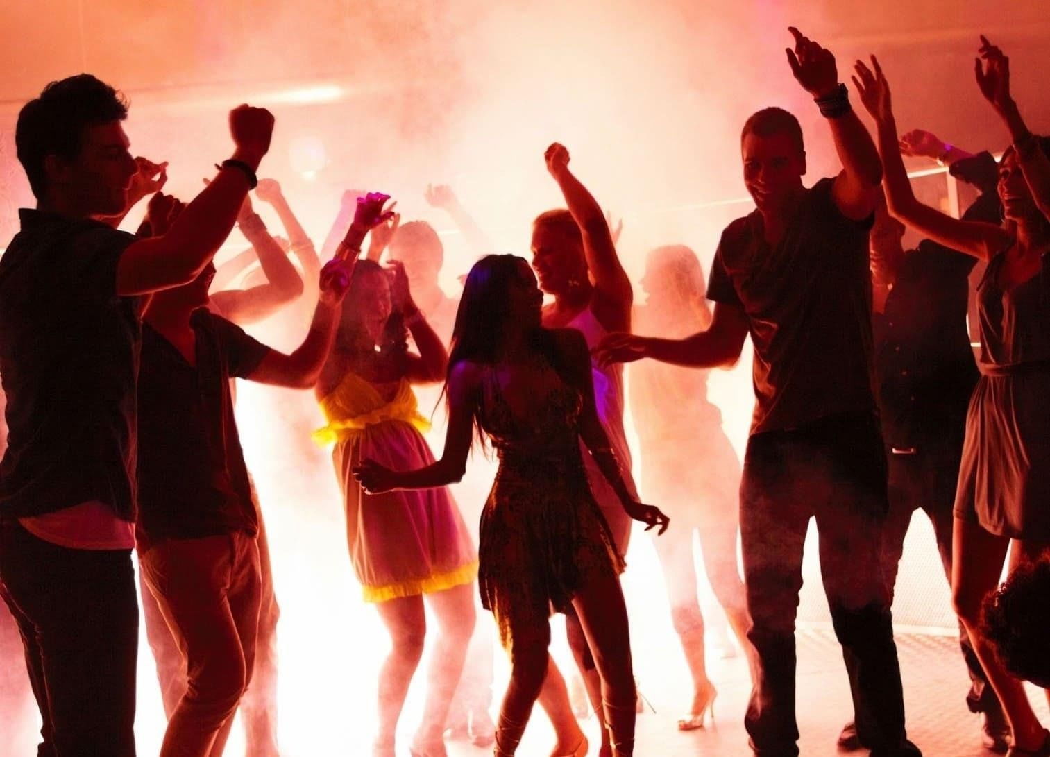Медляки для дискотеки. Клубные танцы. Вечеринка в клубе. Вечеринка танцуют. Люди танцуют.