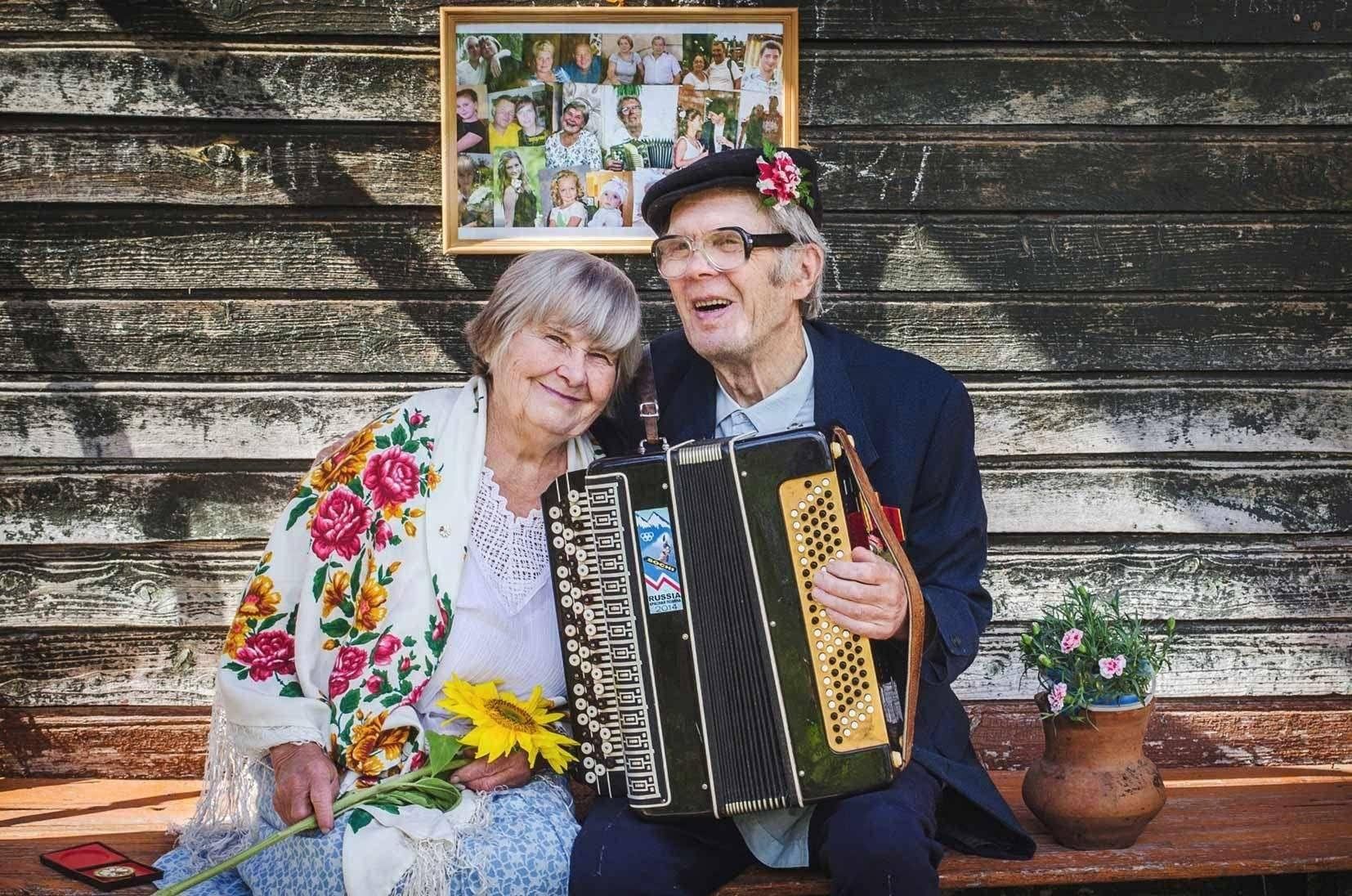 Песня бабушек фото Бабушка с дедушкой - старшие родители" 2023, Доволенский район - дата и место пр