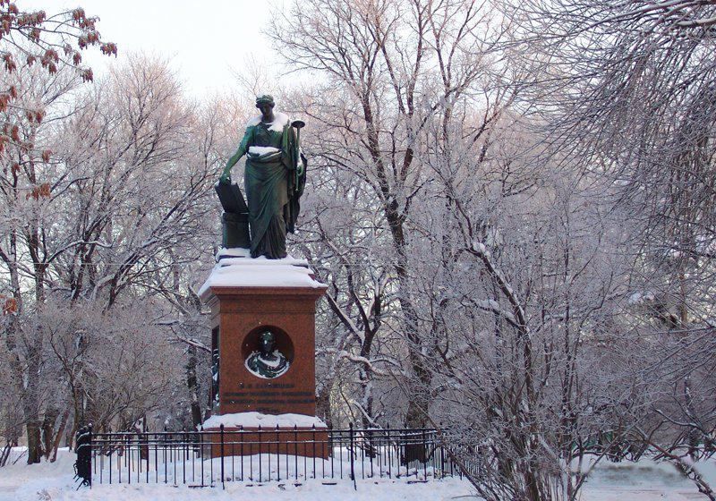 Карамзина 3 ульяновск. Памятник Карамзину в Ульяновске зимой. Сквер Карамзина в Ульяновске зимой. Муза Клио памятник Карамзину. Ульяновск 250-летие Карамзина.