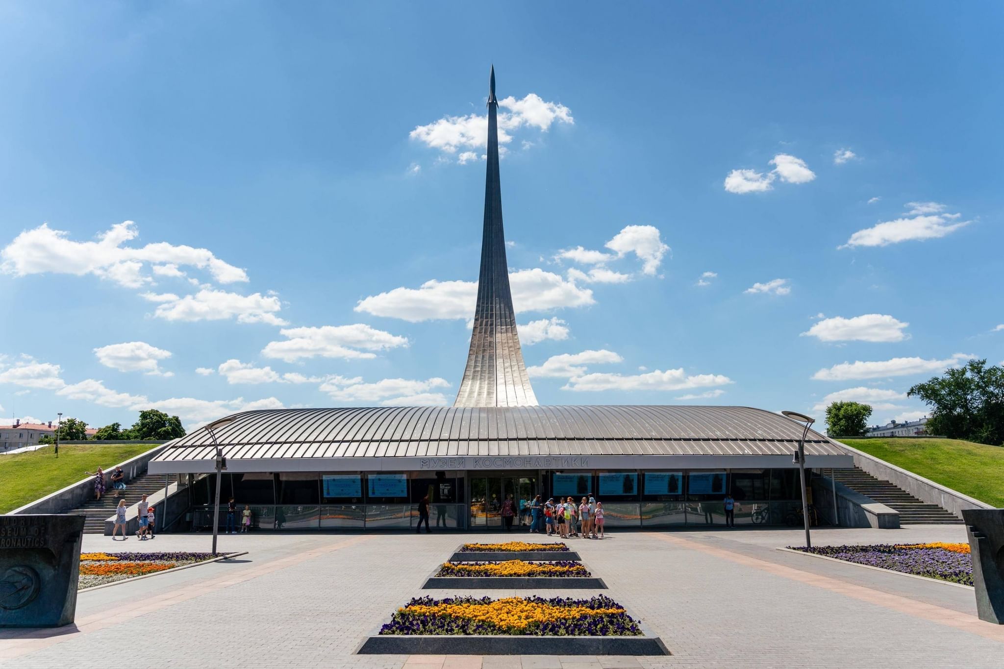 Музей космонавтики москва. Музей космонавтики. Музей космонавтики сотрудники. Москва музей космонавтики капсула приземления Юрия Гагарина.