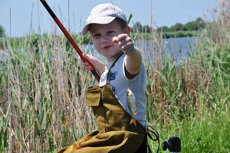 Канал ловим рыбу. Рыбалка летом. Дети на рыбалке. Мальчик Рыбак. Удочка для детей.