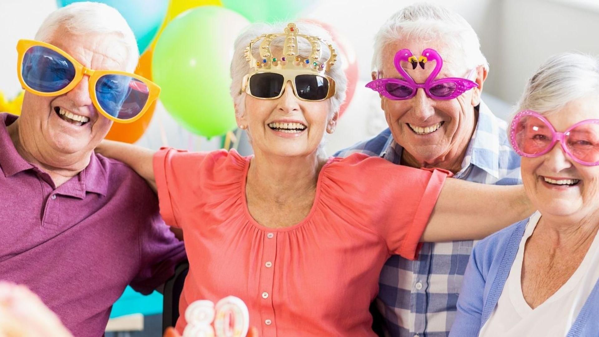 Бабушка развлечения. Бабушка с дедушкой веселятся. Счастливые пенсионеры. Пожилые люди. Счастливые пожилые люди.
