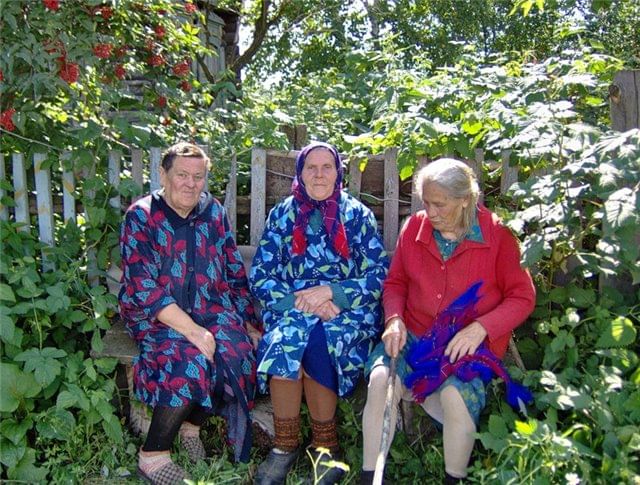 Бабушки на скамейке в деревне