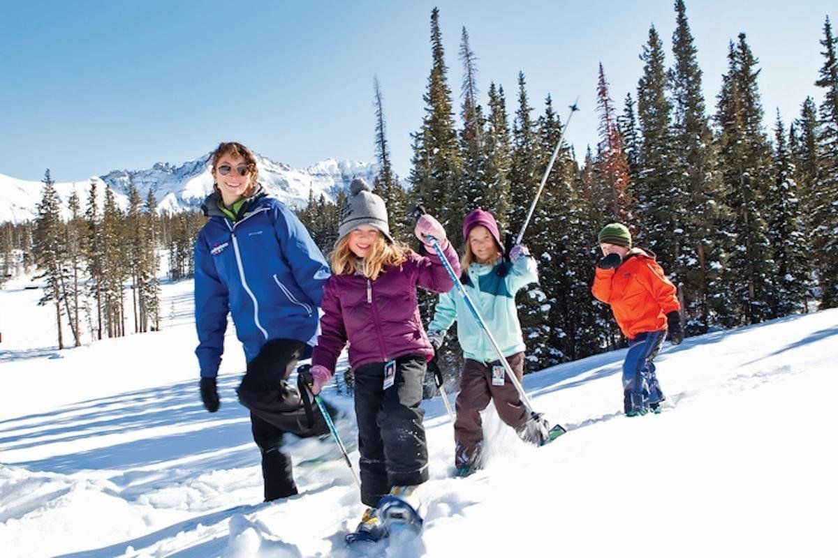 Семья лыжников. Лыжная прогулка. Прогулка на лыжах. Ходьба на лыжах. Семейная прогулка на лыжах.