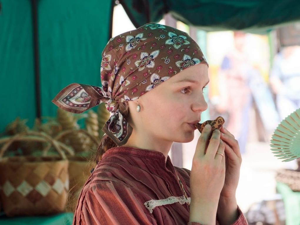 Девушка с глиняной свистулькой. Фотография: И. Хамицаев / фотобанк «Лори»