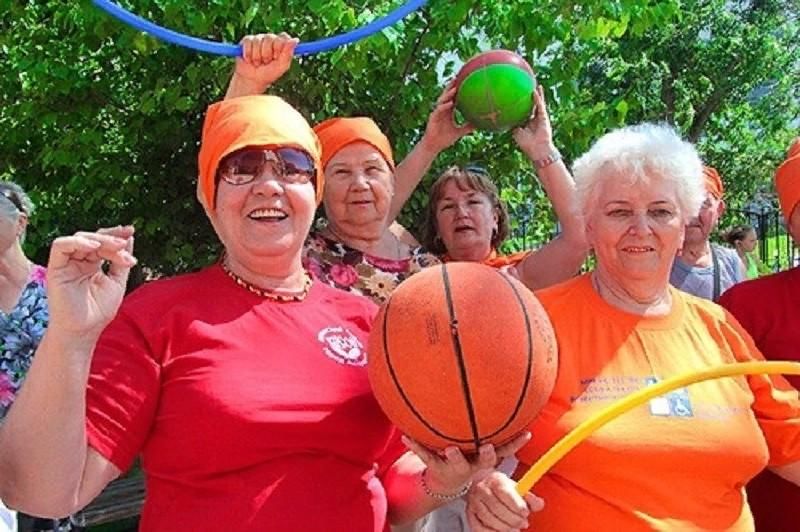 Игры и конкурсы для пожилых. Спорт для пожилых. Спортивное соревнования для пожилых. Спортивные пожилые люди. Развлечения для пенсионеров.