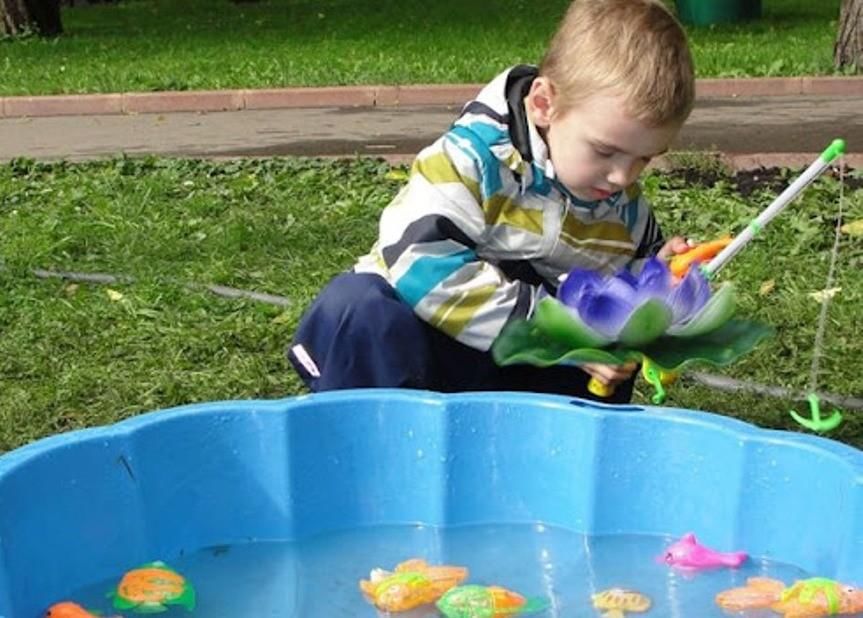 Детский сад вода. Летние игры с водой. Игры с водой в садике. Детские игры с водой в детском саду. Игры с водой летом.