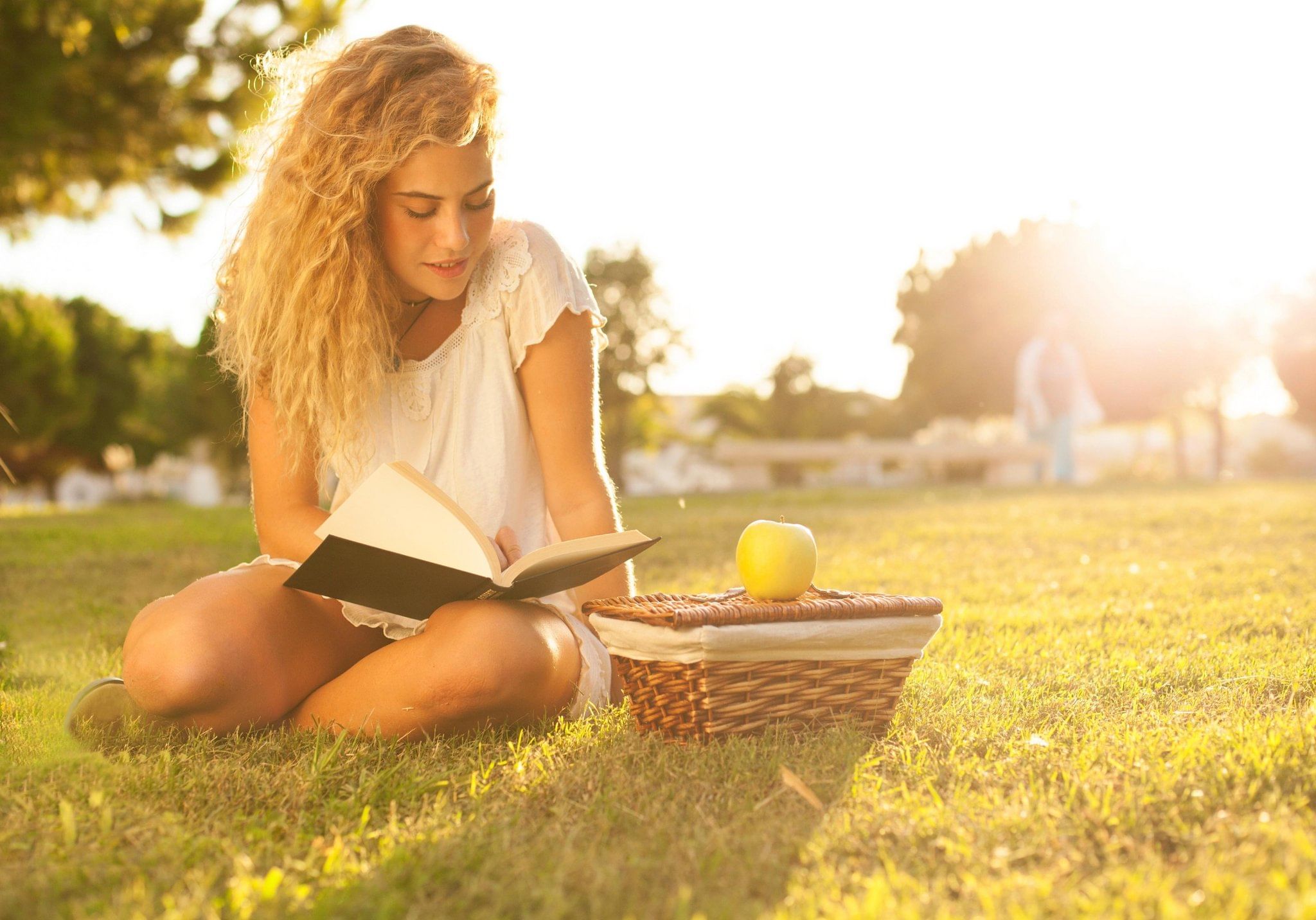 Young girl enjoying. Девушка с книгой. Лето с книгой. Летнее чтение на природе. Книга для девочек.