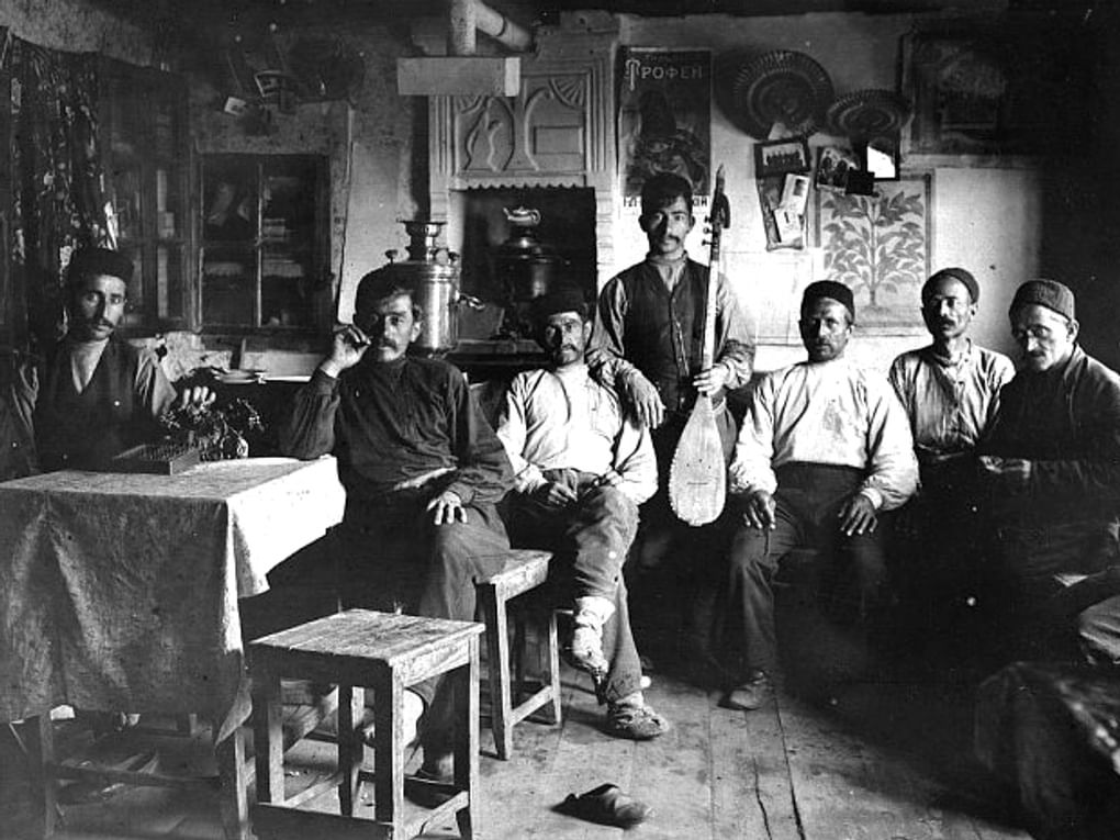В кофейне. Алушта, Республика Крым, 1908 год. Фотография: Музей антропологии и этнографии им. Петра Великого (Кунсткамера) Российской академии наук, Санкт-Петербург