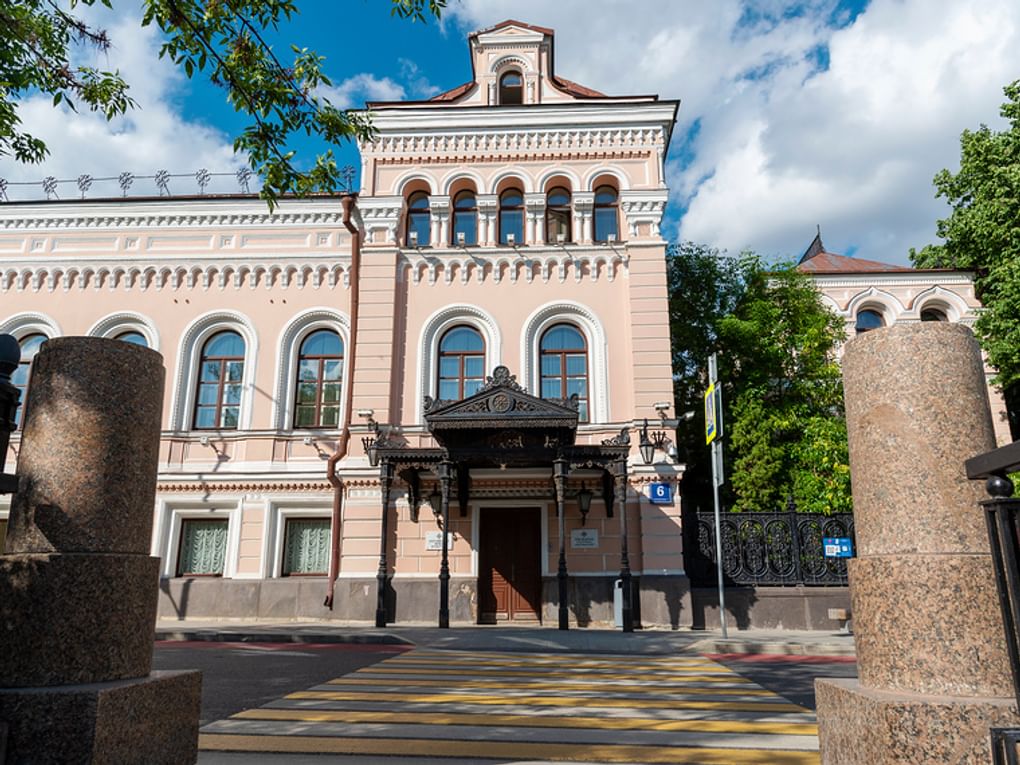 Главный дом усадьбы Замятина — Третьякова. Москва. Архитектор Александр Каминский. 1871. Фотография: Александр Щепин / фотобанк «Лори»