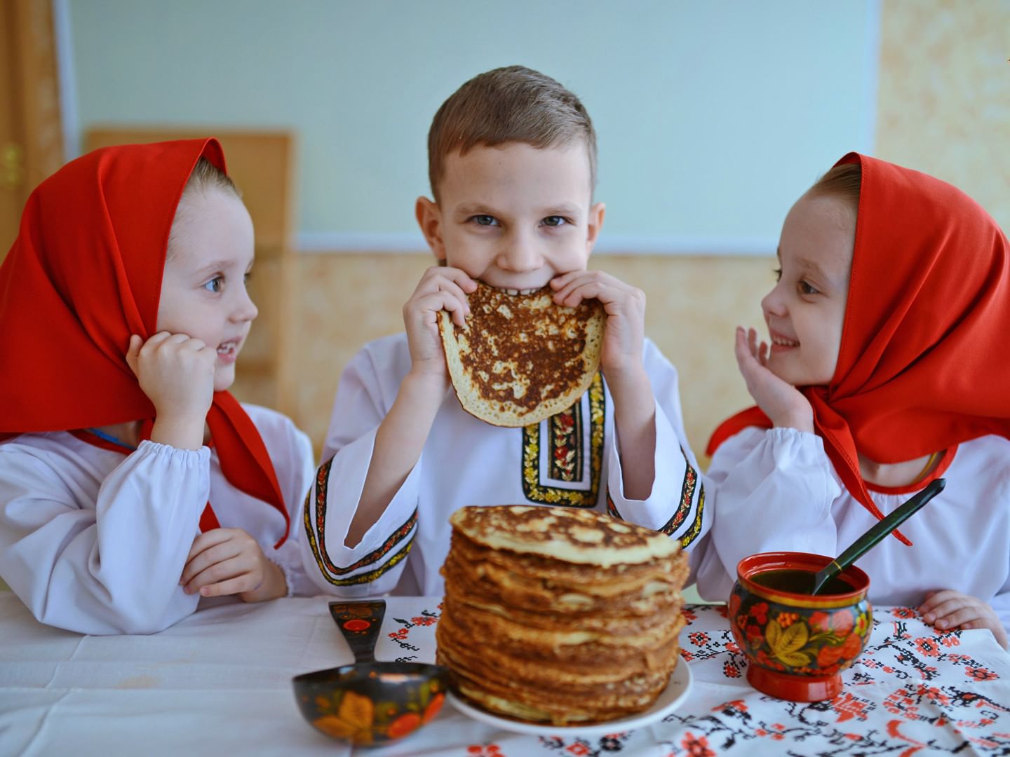 Масленица семейный праздник. Угощения на Масленицу. Масленичные традиции. Традиции России. Масленица дети с блинами.