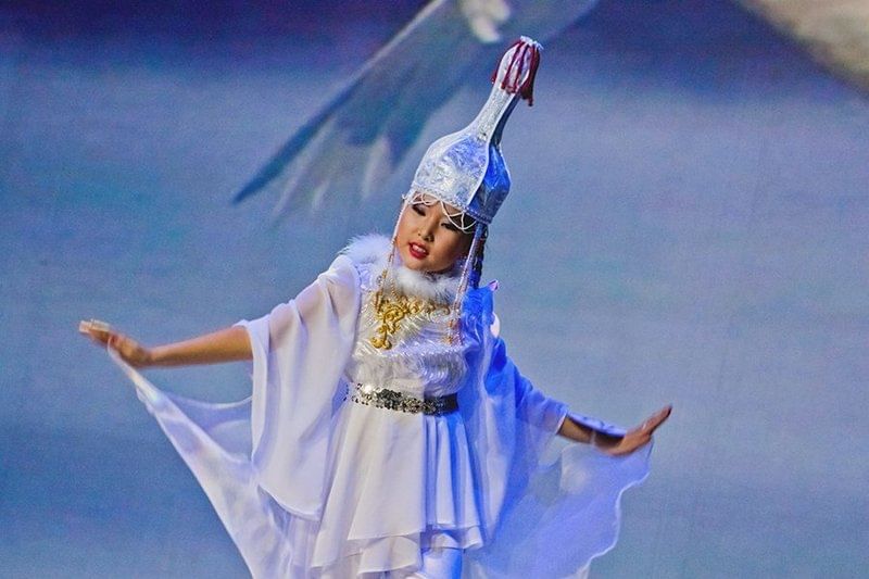 Детский бурятский танец. Дангина Монголия. Бурятское платье для девочки. Танцевальные костюмы бурятские для детей. Бурятский танцевальный костюм.
