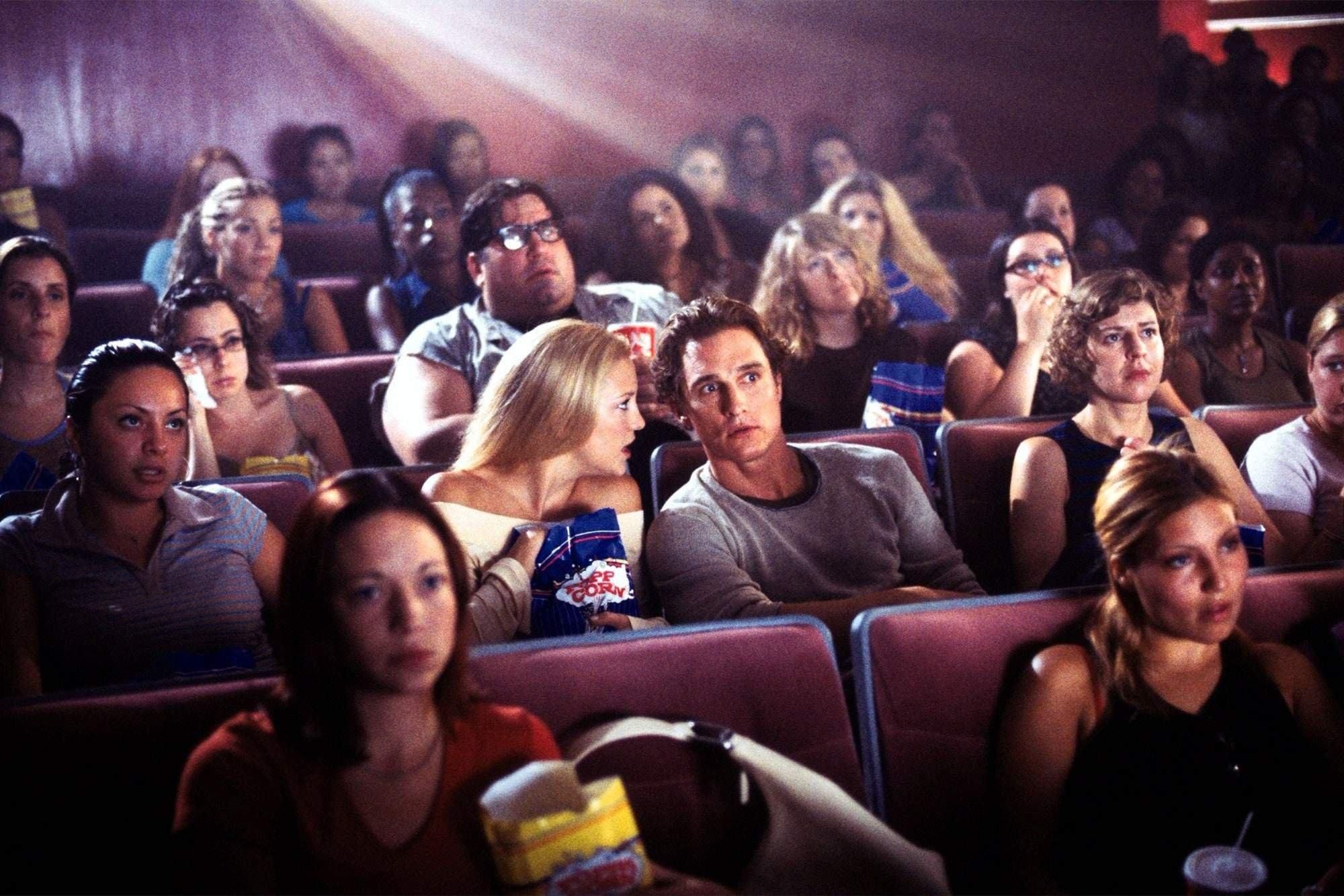 Эмоции людей в кинотеатре. Люди в кинотеатре. 3д кинотеатр. Посмотрело его в кинотеатрах. Люди в кинотеатре.